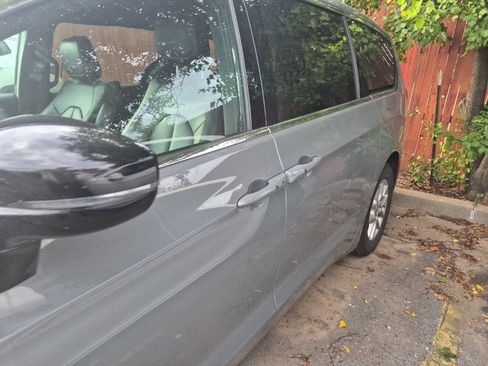 Used 2025 Chrysler Pacifica Select FWD image 5