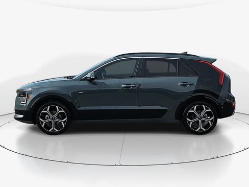 Used 2023 Kia Niro SX Touring image 9