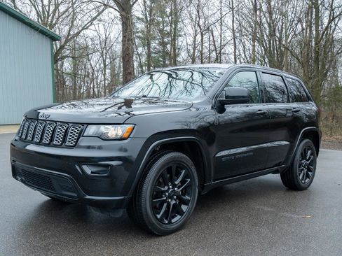 Used 2019 Jeep Grand Cherokee Altitude AWD/4WD image 6
