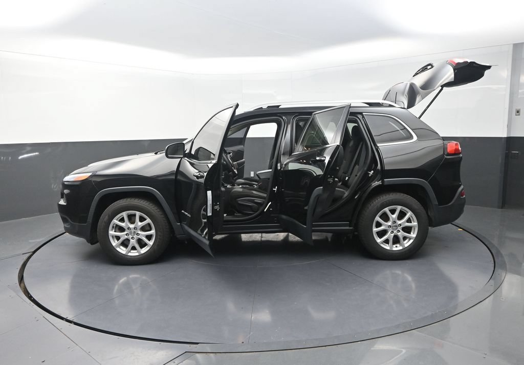 Used 2018 Jeep Cherokee Latitude AWD/4WD image 34
