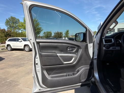 Used 2019 Nissan Titan PRO-4X image 11