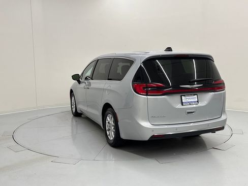 Used 2024 Chrysler Pacifica Touring-L image 3
