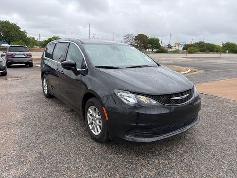 Used 2023 Chrysler Voyager LX FWD image 1