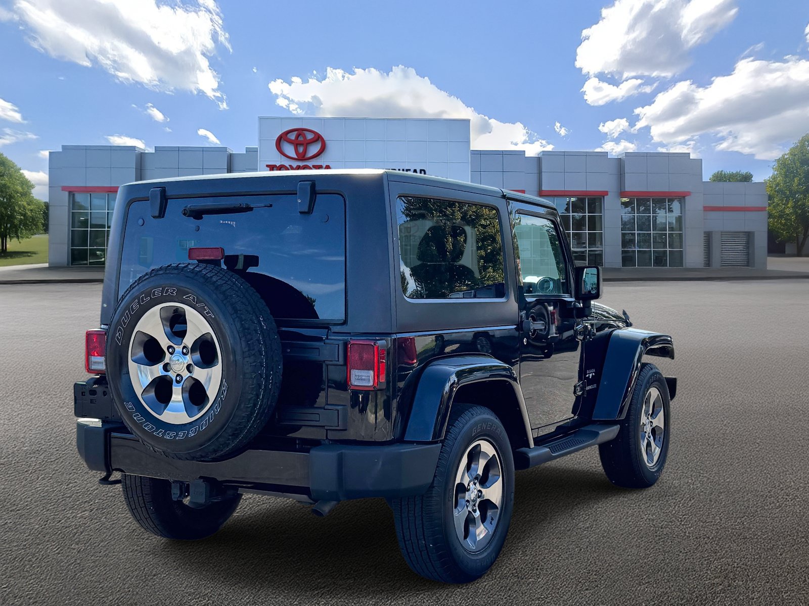 Used 2016 Jeep Wrangler Sahara w/ Connectivity Group AWD/4WD image 3