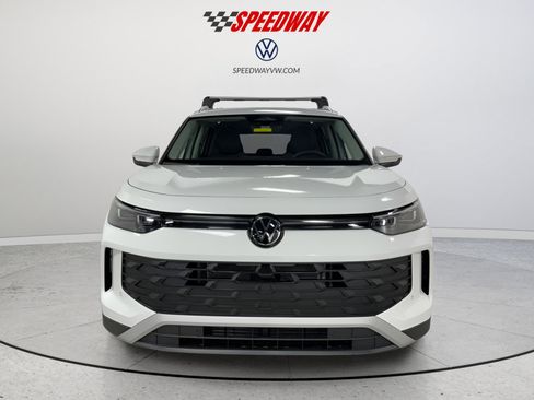 Used 2025 Volkswagen Tiguan SE AWD/4WD image 2