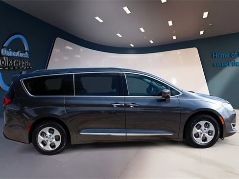 Used 2017 Chrysler Pacifica Touring-L Plus image 4