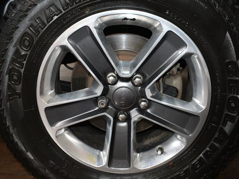 Used 2018 Jeep Wrangler Unlimited Sahara AWD/4WD image 68