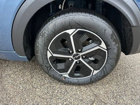 New 2025 Kia Niro EX image 30