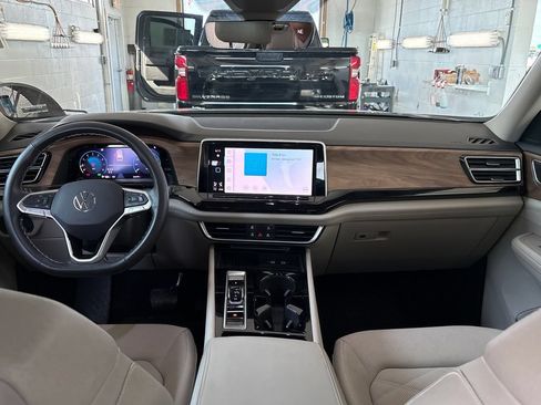 Used 2025 Volkswagen Atlas SE FWD image 19