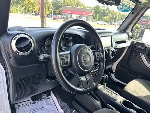 Used 2018 Jeep Wrangler Sahara w/ Connectivity Group AWD/4WD image 11