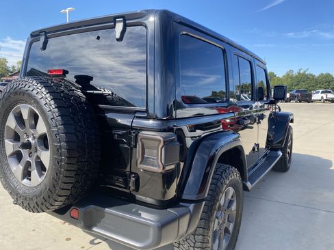 Used 2018 Jeep Wrangler Unlimited Sahara image 6