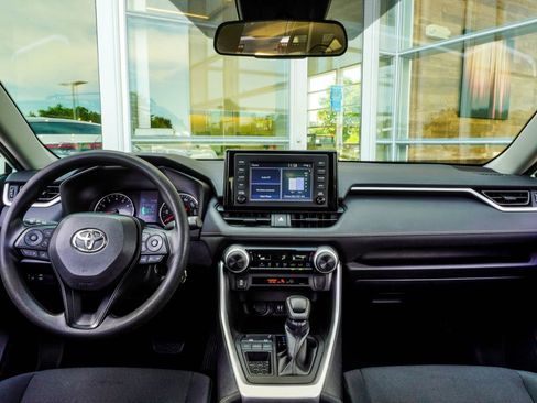 Used 2019 Toyota RAV4 LE FWD image 5