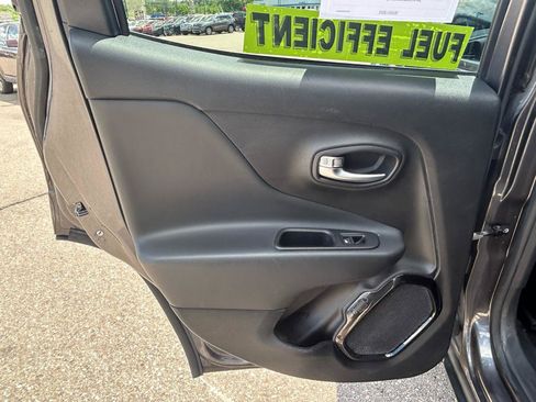 Used 2018 Jeep Renegade Altitude w/ Popular Equipment Group FWD image 15