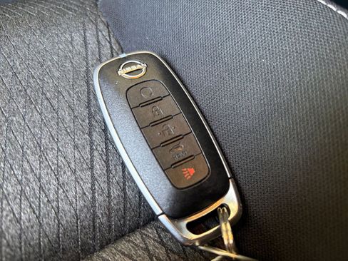 Used 2025 Nissan Rogue SV FWD image 27