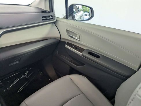 Certified 2022 Toyota Sienna XLE FWD image 41