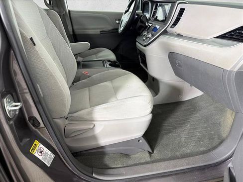 Used 2015 Toyota Sienna LE FWD image 13