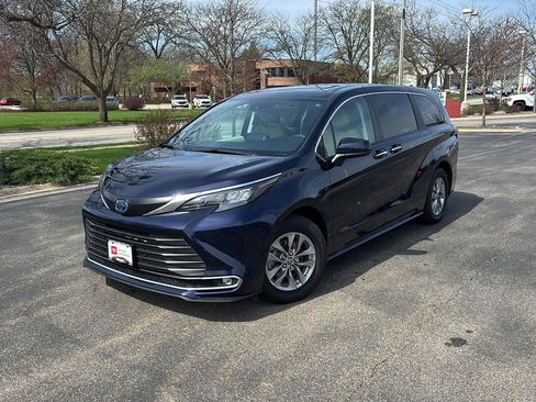Used 2024 Toyota Sienna XLE image 1