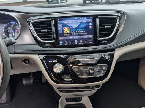 Used 2018 Chrysler Pacifica Limited FWD image 16