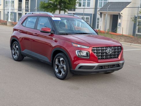 Used 2024 Hyundai Venue FWD image 2