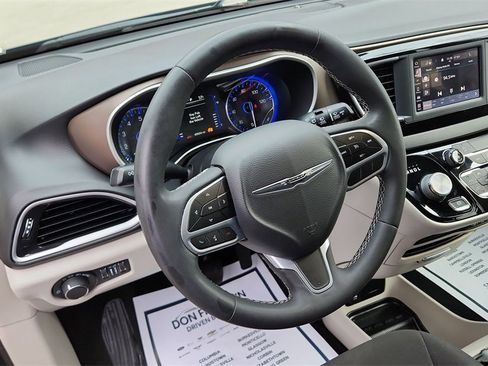 Used 2022 Chrysler Voyager LX image 18