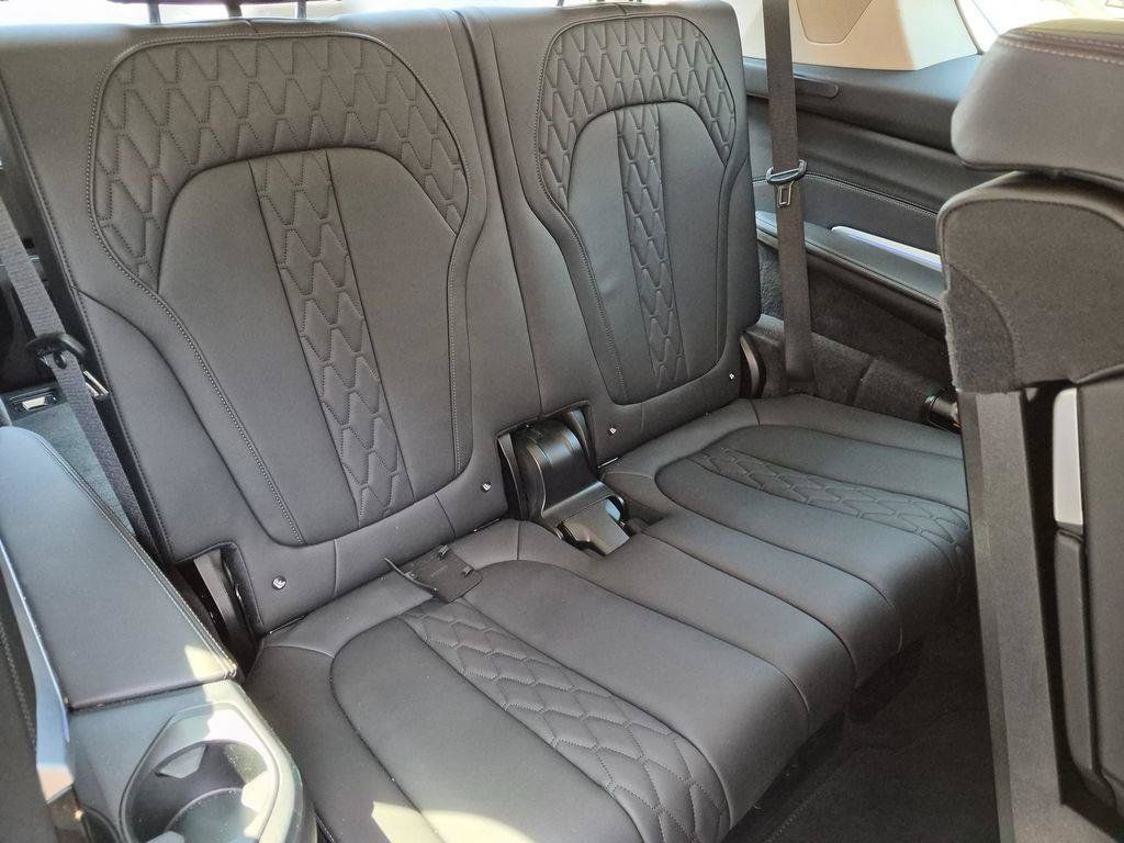 Used 2025 BMW X7 xDrive40i AWD/4WD image 34