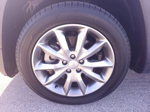 Used 2018 Jeep Cherokee Limited image 25