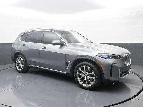 Used 2024 BMW X5 xDrive40i w/ Premium Package image 3