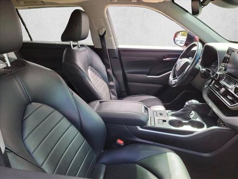 Used 2020 Toyota Highlander XLE AWD/4WD image 11