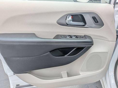 Used 2024 Chrysler Pacifica Touring-L FWD image 11