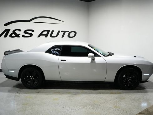 Used 2023 Dodge Challenger SXT image 6