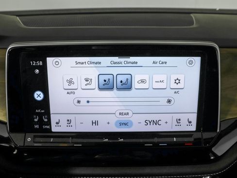 Used 2024 Volkswagen Atlas SE image 32