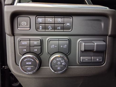 Used 2025 Chevrolet Suburban High Country AWD/4WD image 17