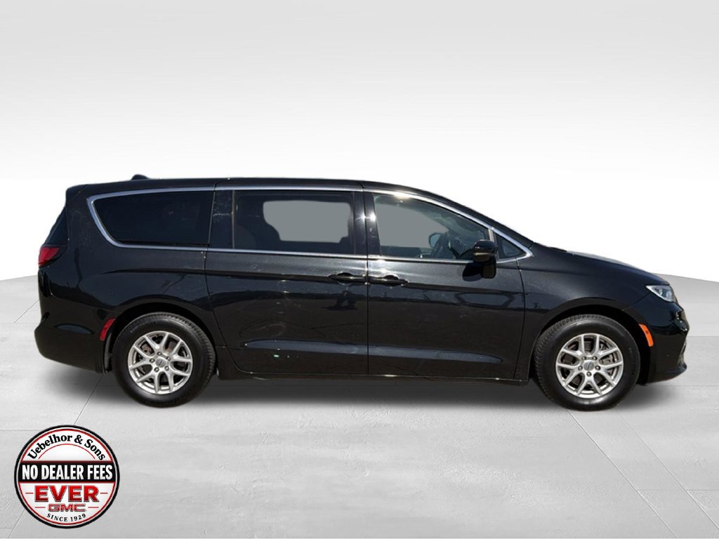 Used 2024 Chrysler Pacifica Touring FWD image 3