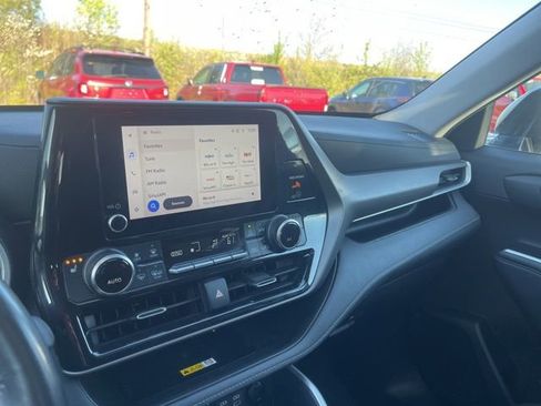 Used 2024 Toyota Highlander XLE image 19