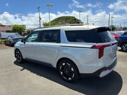 Used 2025 Kia Carnival EX FWD image 4