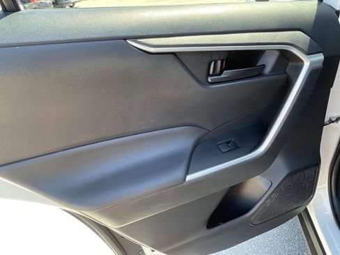Used 2021 Toyota RAV4 LE FWD image 10