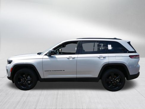 Used 2023 Jeep Grand Cherokee Altitude AWD/4WD image 4