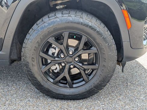 Used 2025 Jeep Grand Cherokee Altitude RWD image 5