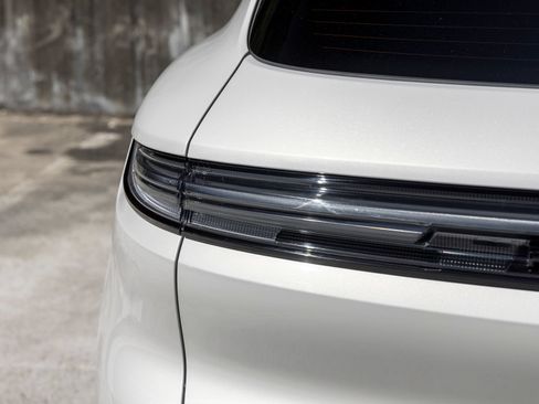 Certified 2025 Porsche Cayenne AWD/4WD image 18