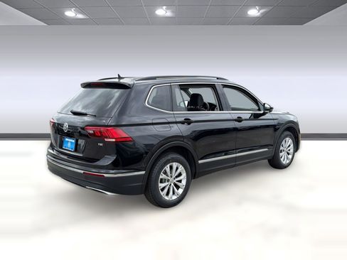 Used 2018 Volkswagen Tiguan SE w/ Panoramic Sunroof Package FWD image 9