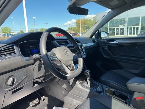 Used 2022 Volkswagen Tiguan SE image 16