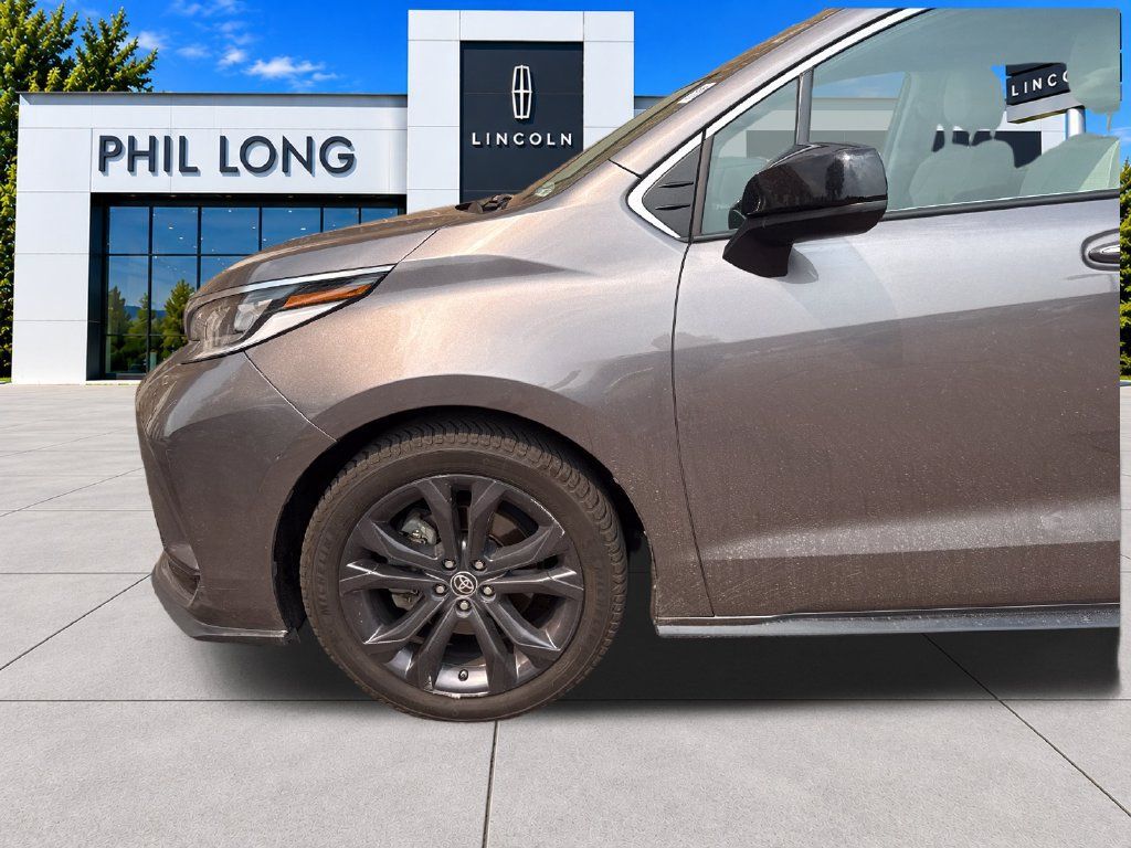 Used 2022 Toyota Sienna XSE w/ XSE Plus Package FWD image 34