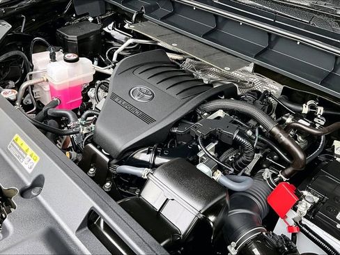 Used 2025 Toyota Highlander LE FWD image 29