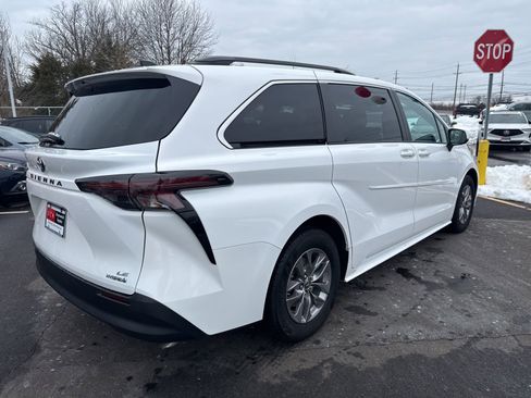Used 2023 Toyota Sienna LE image 5