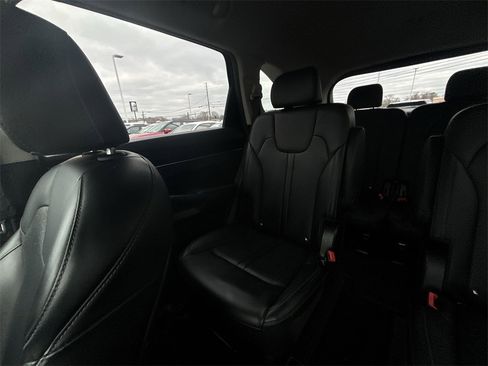 Used 2021 Kia Sorento S image 12