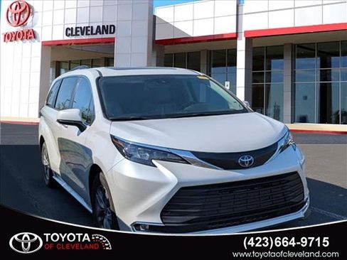 Used 2024 Toyota Sienna XLE image 1