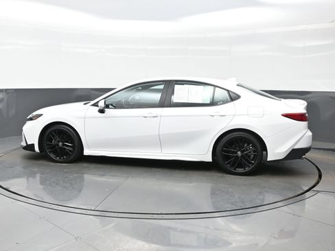 Used 2025 Toyota Camry SE image 3