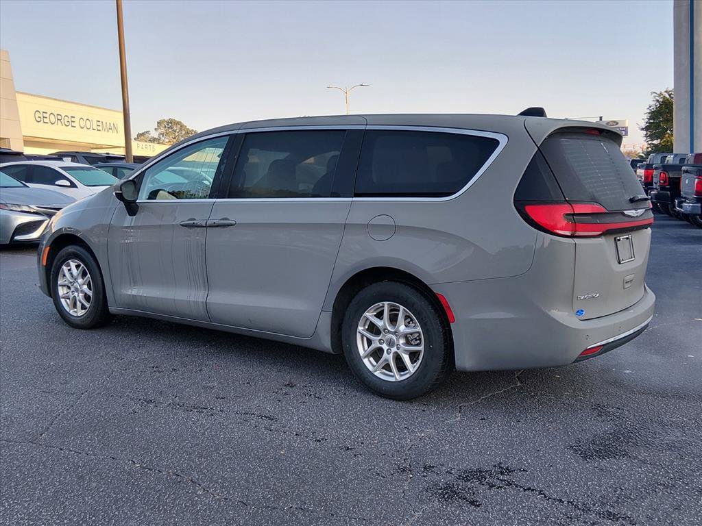 Used 2023 Chrysler Pacifica Touring-L FWD image 6
