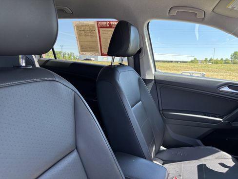 Used 2018 Volkswagen Tiguan SE FWD image 35