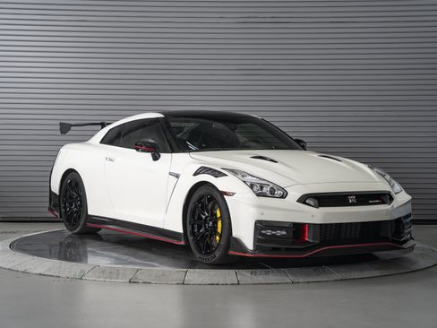 Used 2024 Nissan GT-R NISMO w/ Floor Mat Package AWD/4WD image 7